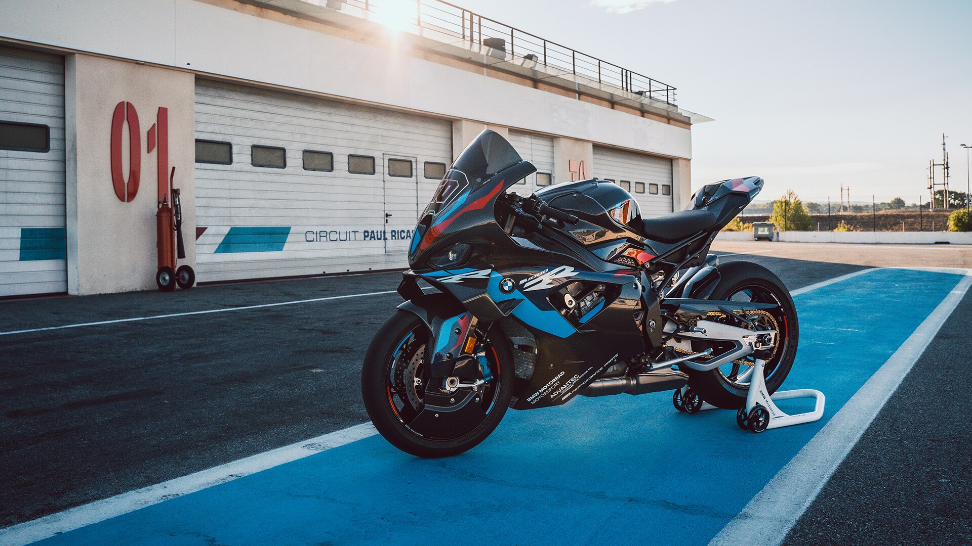 YouTube video of the M 1000 RR from BMW Motorrad, the superbike for the racetrack