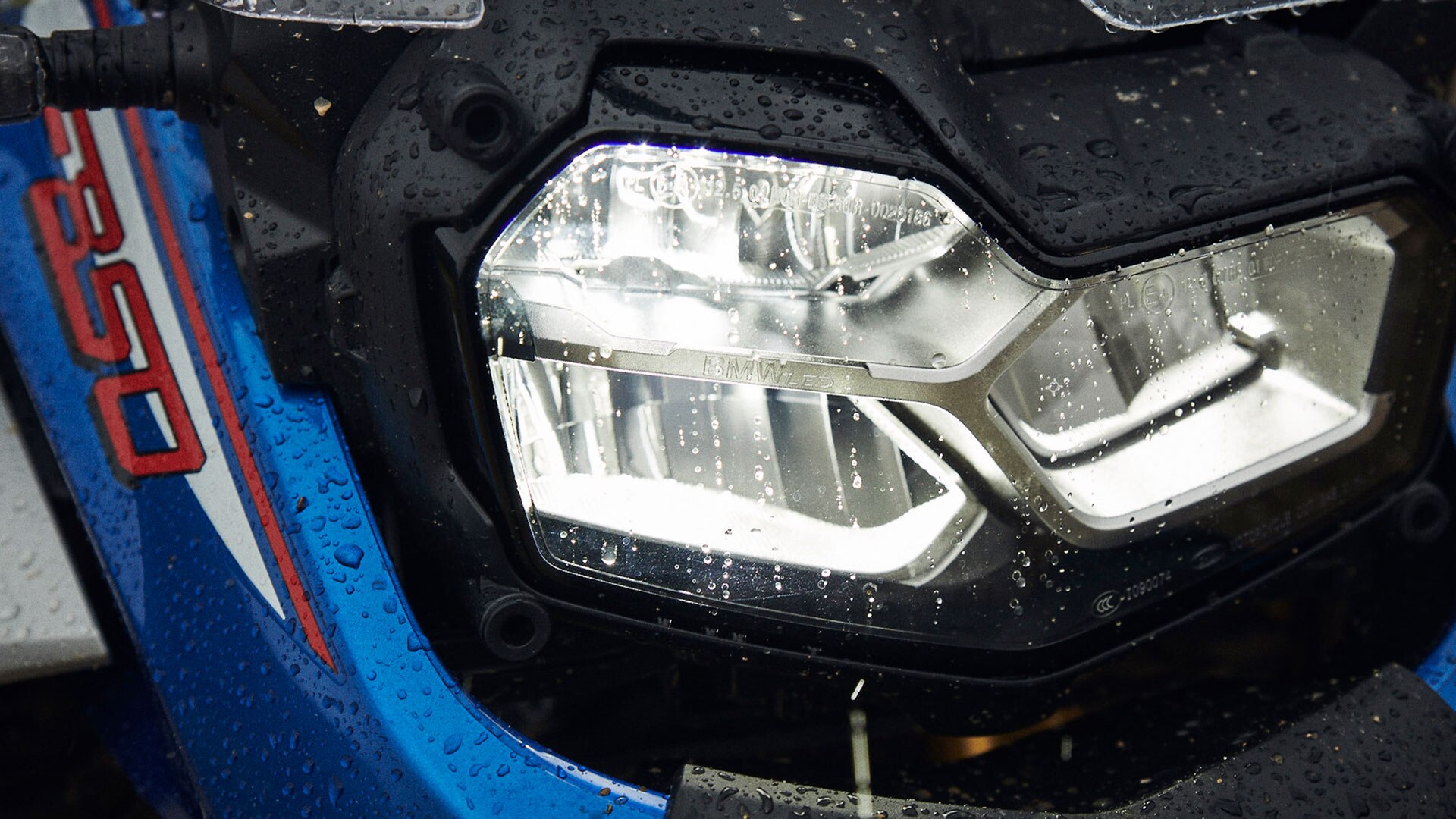 The LED headlight of the new BMW F 850 GS Adventure