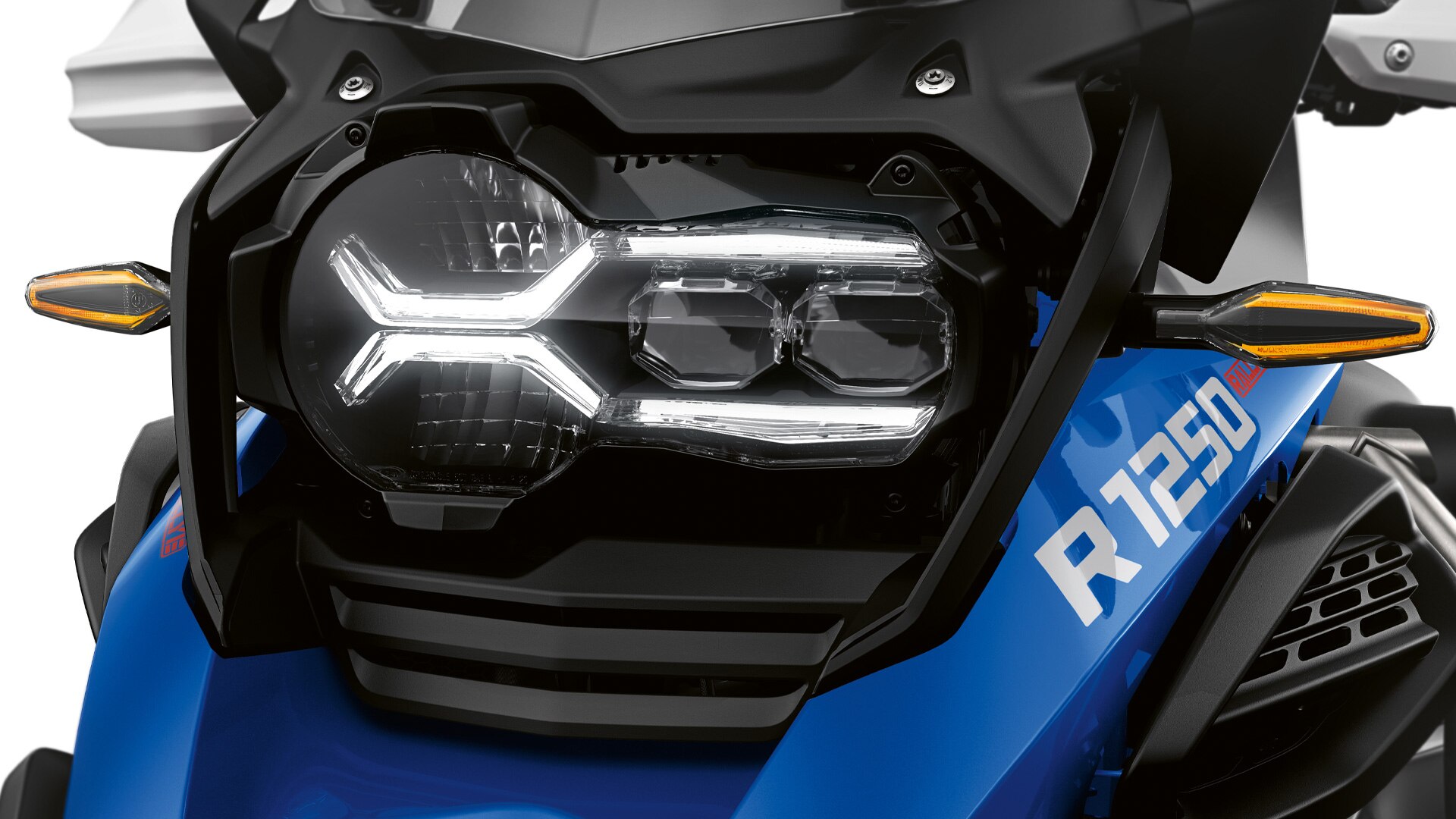 We see the standard LED indicators with Cruising Light option.