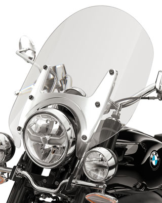 We see the windshield of the R 18 Classic.