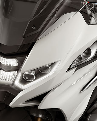 We see the new front of the R 1250 RT with an LED headlight.