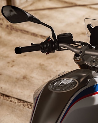 BMW R 1250 R with detailed view of the cylinder head cover and the ShiftCam model inscription